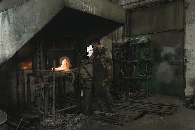 kovář v dílně